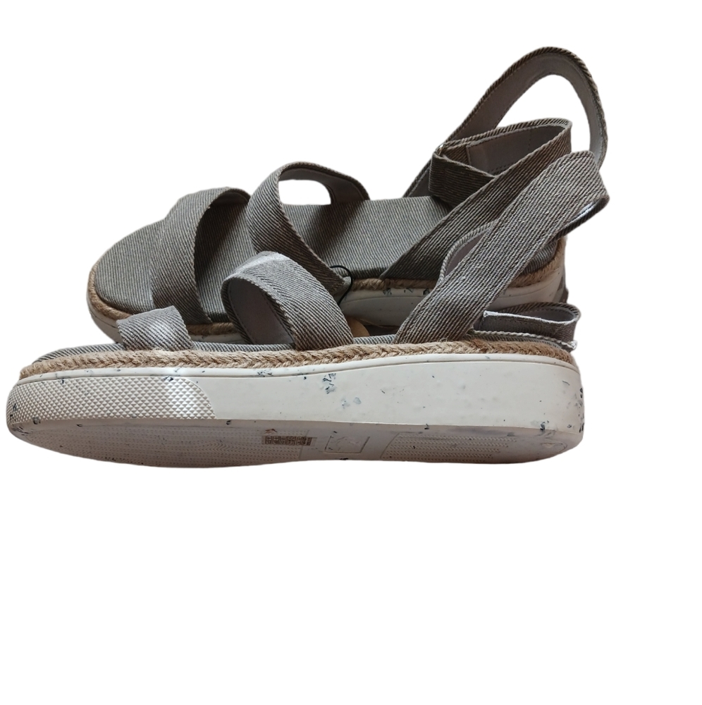 'Rocket Dog' Sandals and Necklace - Picture 2 of 5